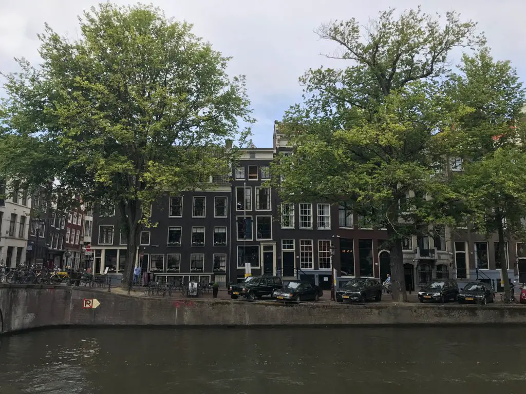 Architecture de travers pour de nombreuses habitations de Amsterdam