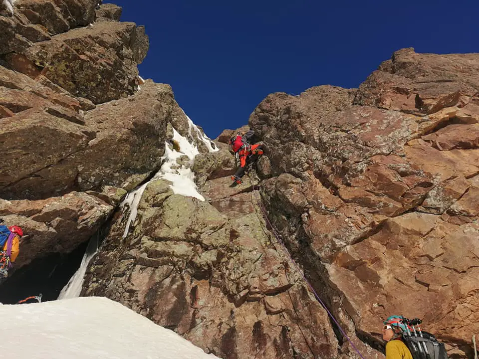 Ascension en mode escalade lors de la traversée hivernale Corse