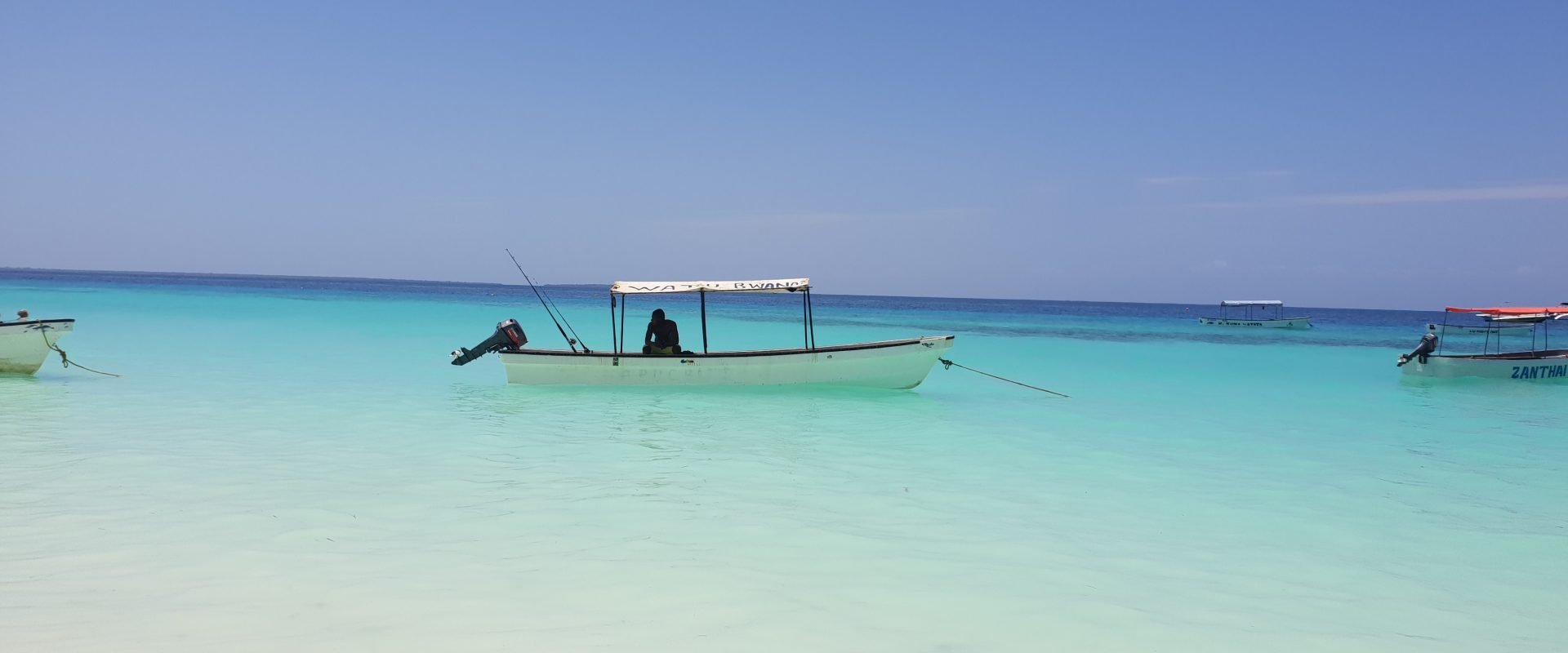 Bateau de pêche typique sur l’Océan Indien à NUNGWI de lîle de Zanzibar