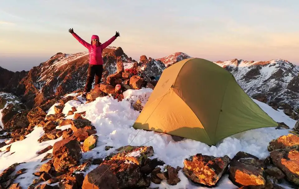 Bivouac sur les montagnes enneigées de la corse