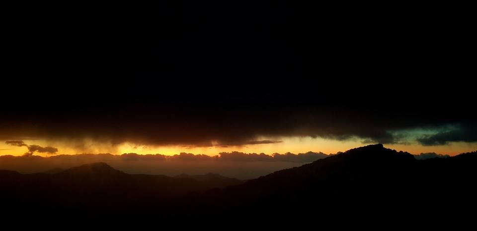 Coucher de soleil après une journée de tempête sur les montagnes Corse