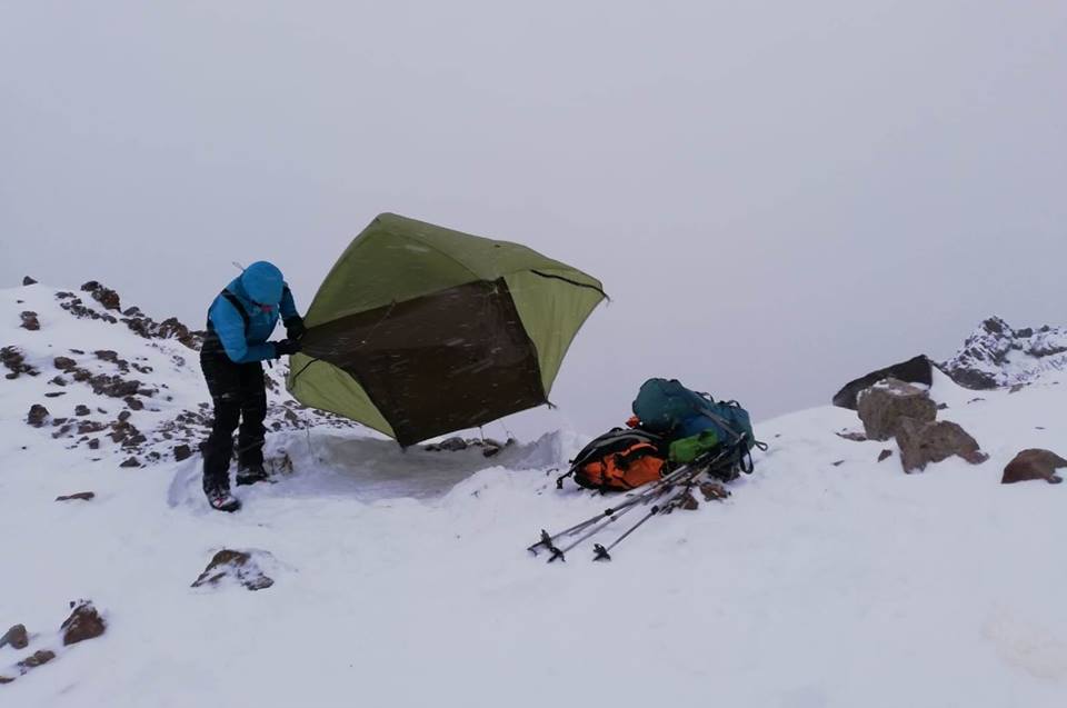 Démontage de la tente MSR dans le vent Corse