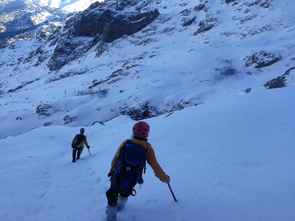 Descente après une journée avec 4 sommets lors de la traversée hivernale Corse