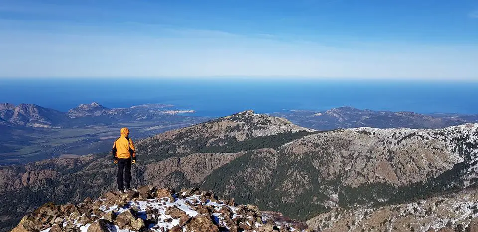 En face les alpes vu depuis la Corse
