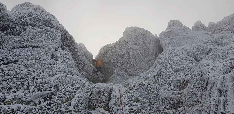 Escalade dans le dièdre final dans des conditions de rêve dans les montagnes Corse