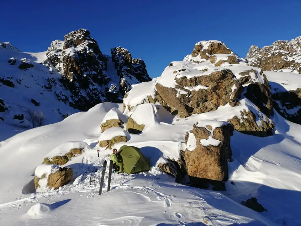 Installation de notre bivouac à la bocca meria lors de la traversée hivernale en corse