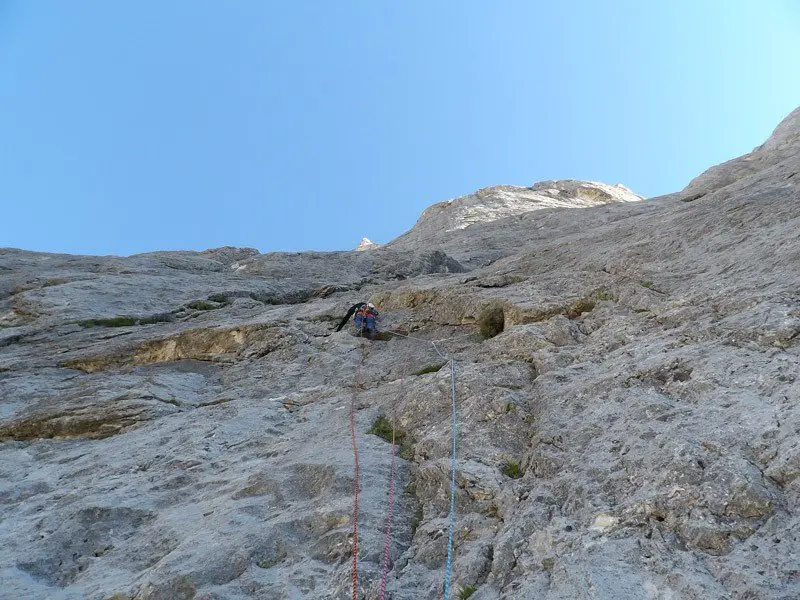 Le socle de la voie du Poisson à la Marmolada dans les Dolomites Italienne