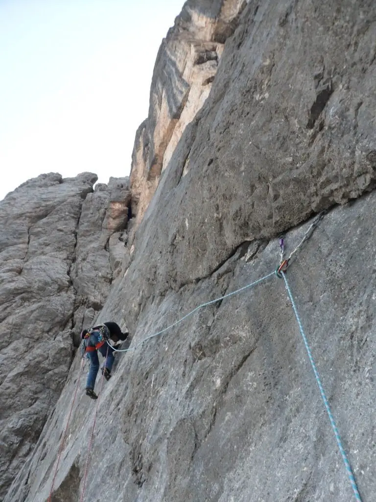 Les premières longueurs de la Colonne d’Ercole à la Civetta dans les Dolomites Les premières longueurs de la Colonne d’Ercole à la Civetta dans les Dolomites