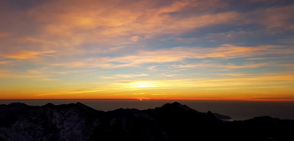 Magnifique couché de soleil durant la traversée hivernale de la Corse