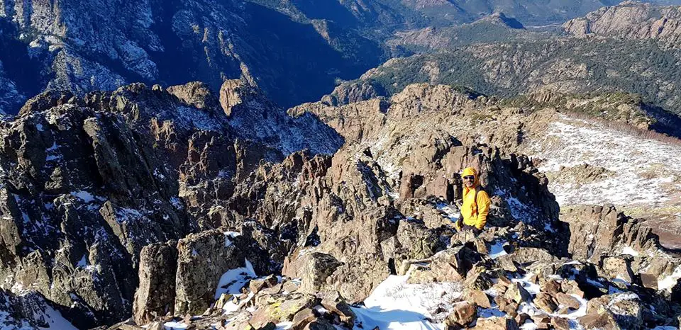 Marc CONSTANT caché dans les Impressionnantes aiguilles déchiquetées sous la Pisciaghja