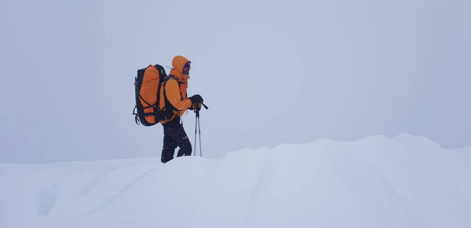 Marc CONSTANT dans un paysage tout blanc des montagnes Corse