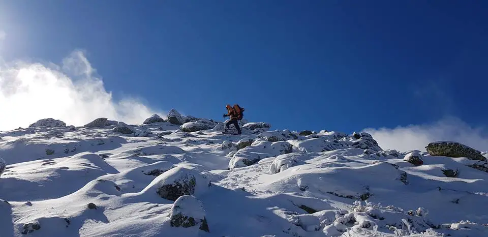 Marche sur terrain glacial des montagnes Corse