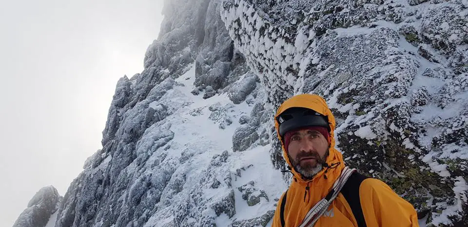 Marco CONSTANT au départ de la vire qui mène au dièdre sous le sommet du Capu a u Dente en Corse