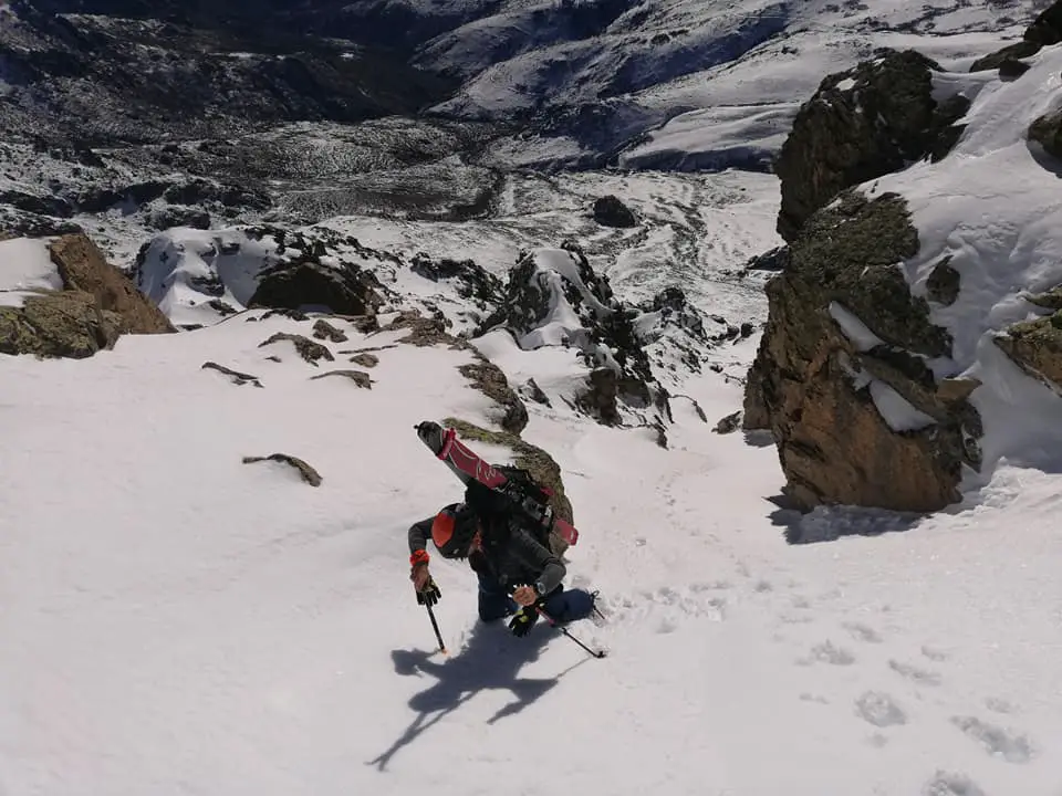 Montée dans la neige sur les montagnes Corse