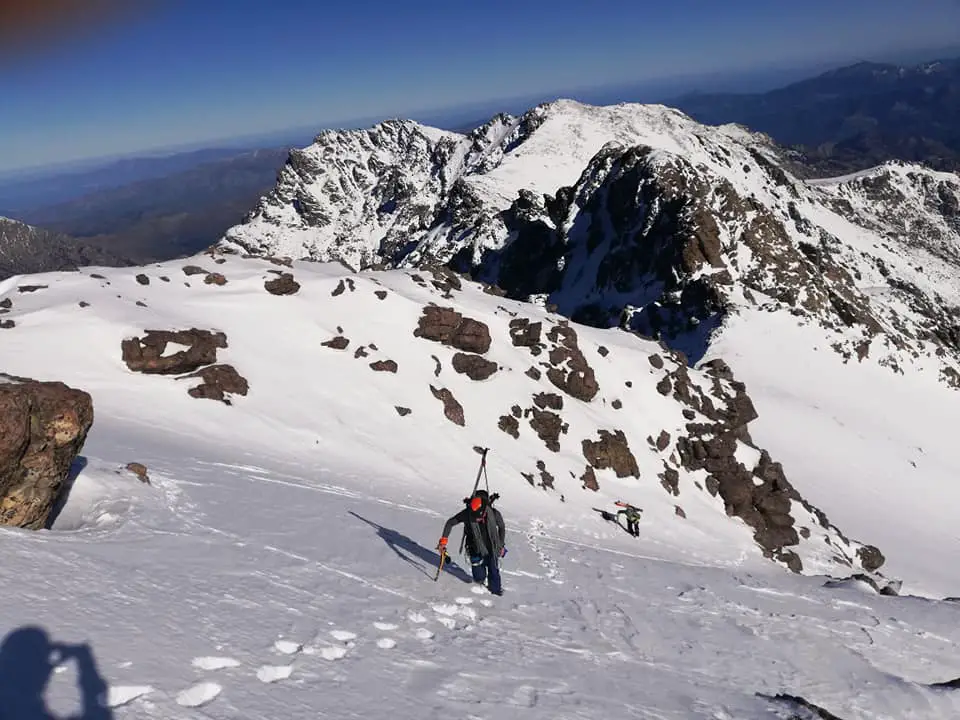 Montée en ski de randonnée vers le Monte Cinto