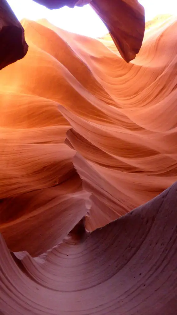 Parois d'Antelope Canyon, aux couleurs changeantes selon la luminosité. Parois d