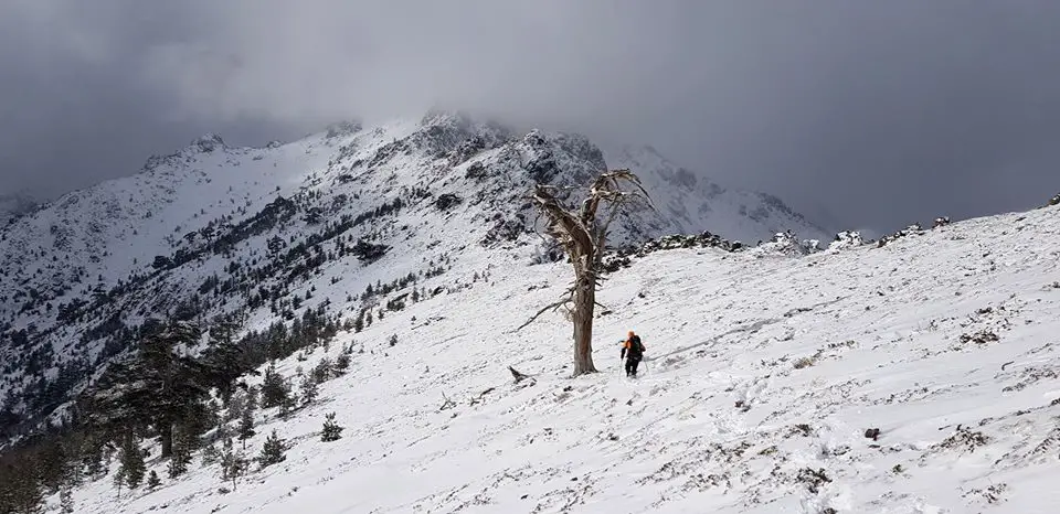 Premier rayon de soleil sur les montagnes Corse