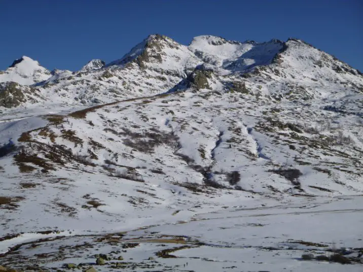 Retour aux bergeries de Vaccaghja après une descente en ski sans interruption depuis le Capu a i Sorbi