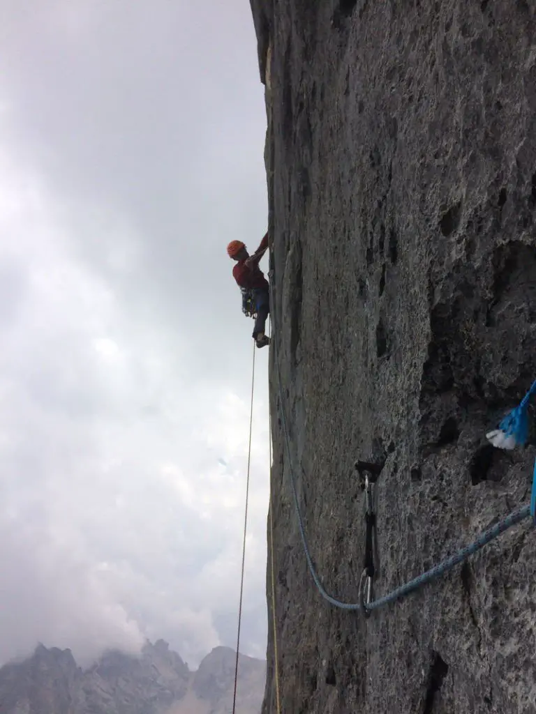 Trad dans Specchio di sara à la Marmolada dans les Dolomites Trad dans Specchio di sara à la Marmolada dans les Dolomites