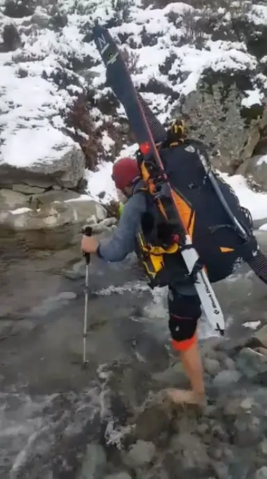 Marc CONSTANT durant une traversée fraiche des ruisseaux Corse en Hiver