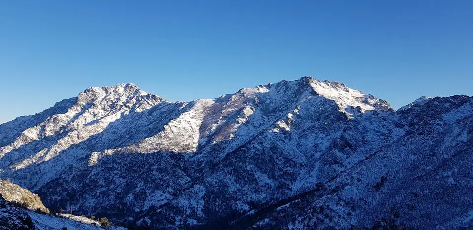 Vue sur les sommets de la traversée hivernale de la Corse