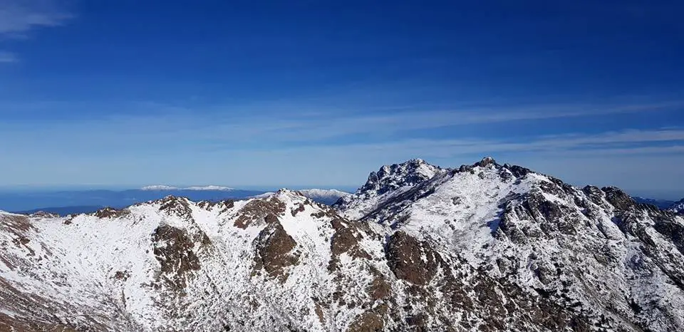 Vue sur les sommets des montagnes Corse