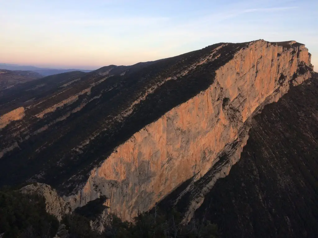 La falaise d'escalade sur la paroi d'Aragon à Montrebei La falaise d
