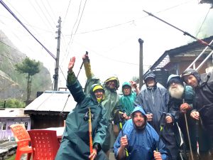 L’équipe prête pour un jour de trek sur le Tour des Annapurnas sous la pluie… le seul et l’unique