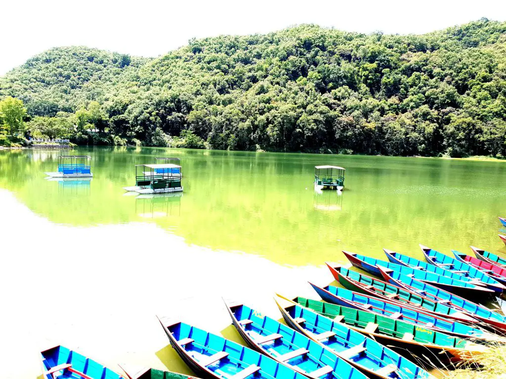 Le lac PHEWA et ses barques à Pokhara au Népal