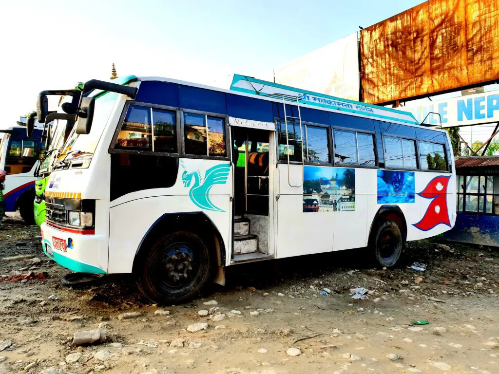 Le voici notre bus au départ de Pokhara pour quelques heures… mais attendez de voir l’intérieur