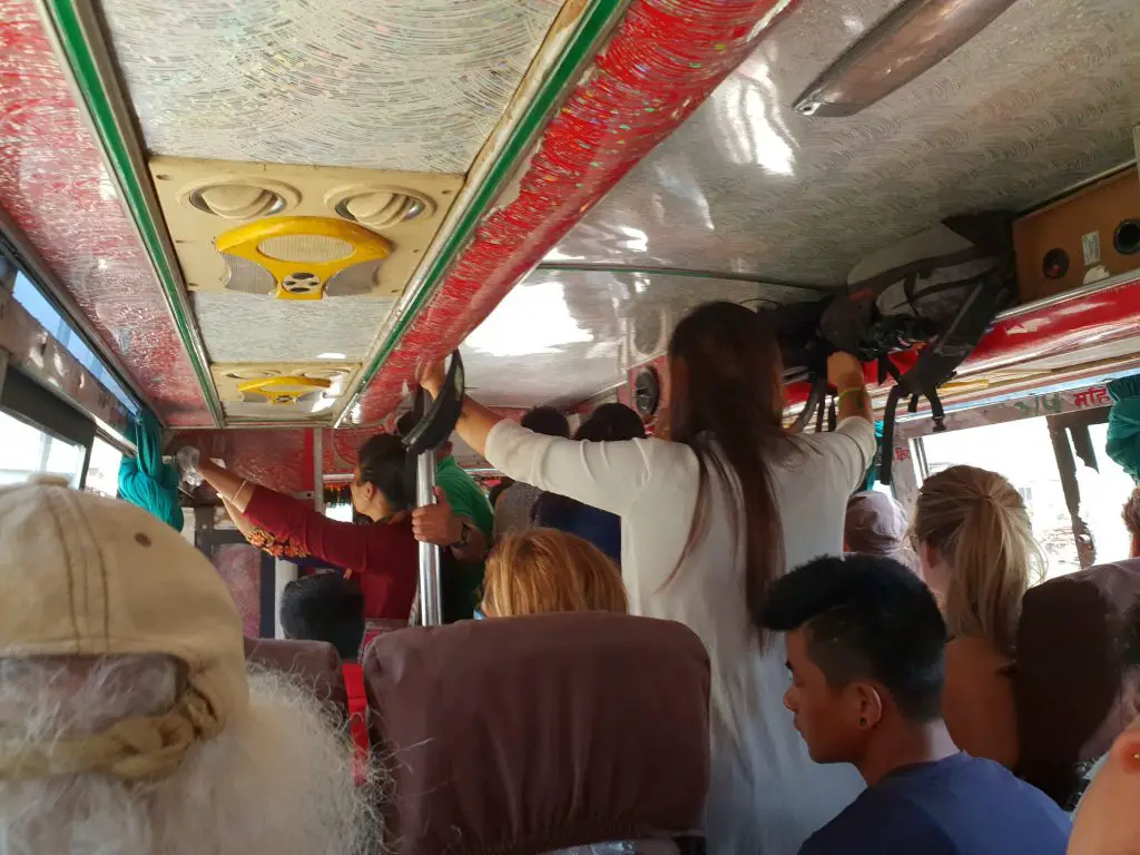 Et voilà… bonheur à celui qui trouvera une place assise à l’intérieur dans le bus au départ de Pokhara
