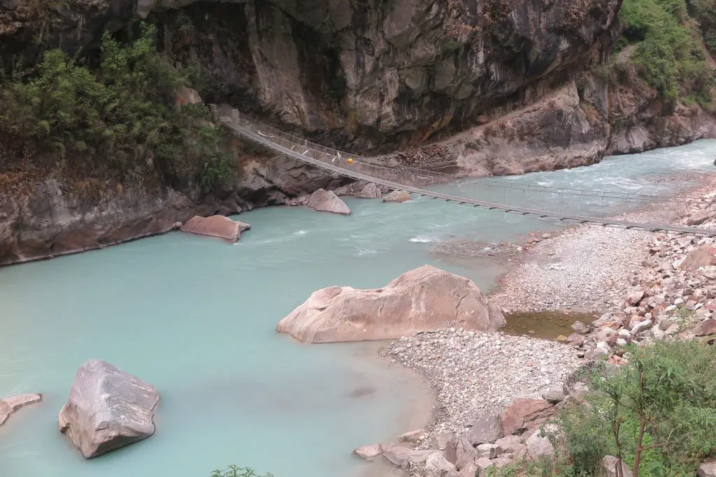 Un des nombreux ponts traversé durant notre trek au Népal, celui ci est particulièrement bas