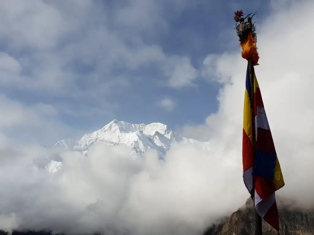 Malgré les nuages nous apercevons les Annapurnas enneigés. Quel régal !