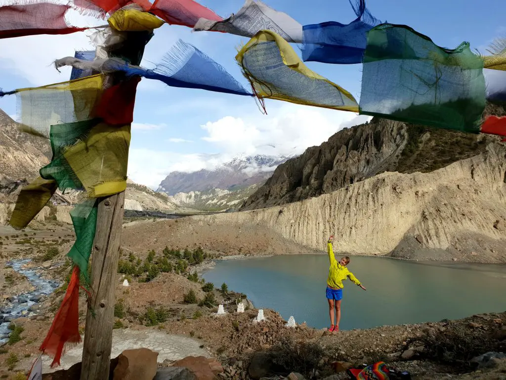 Au sommet de notre sortie trail avec vue sur le lac de haute montagne au dessus de MANANG au Népal