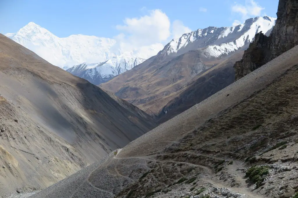 Paysages plutôt secs malgré la neige, à quelques mètres avant d’arriver à THORANG PHEDI au Népal