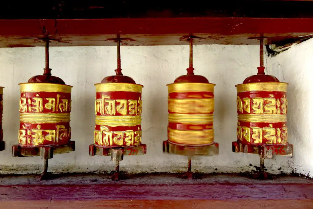 Nous tournons une dernière fois un moulin à prière, pour nous porter chance avant ce passage durant notre tour des annapurnas