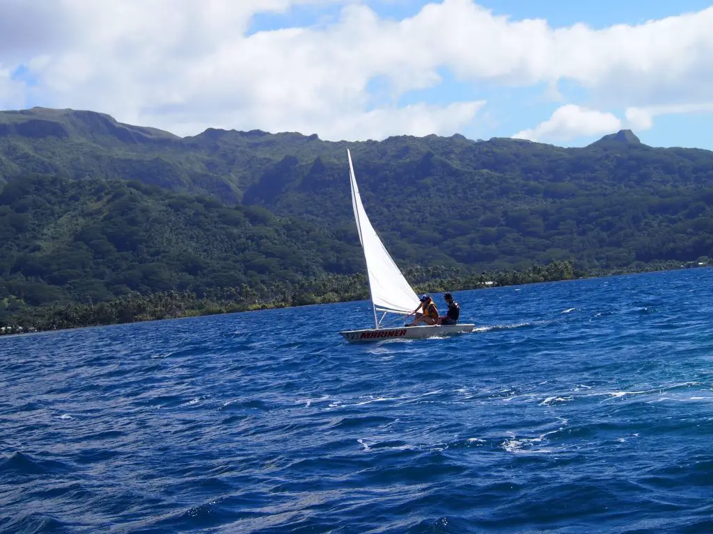Découverte des Motu de l'île en laser bateau à voile en Polynésie Française Découverte des Motu de l