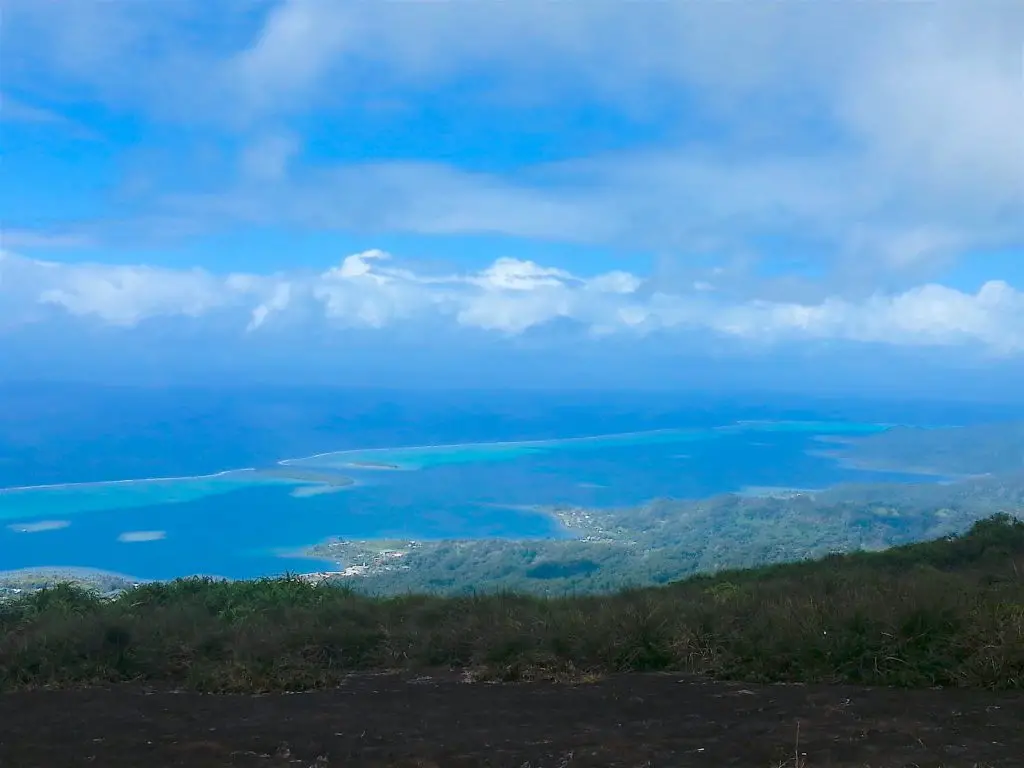 Paysage sur la Polynésie Française depuis le Mont Temehani