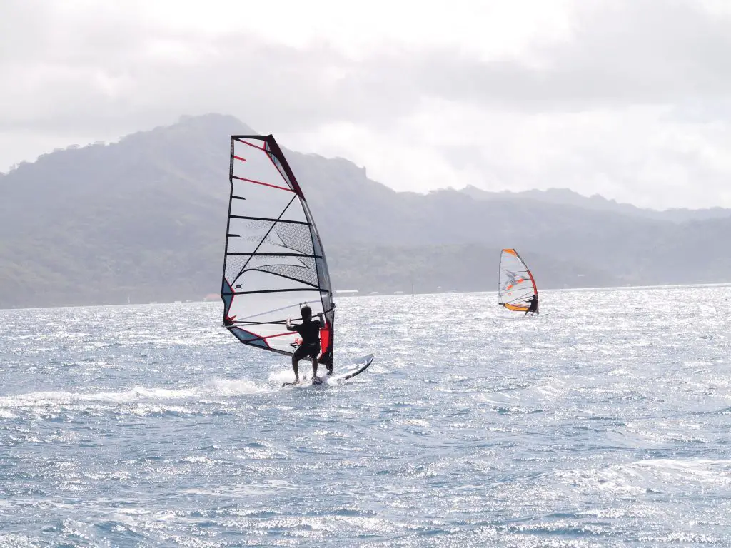 Sorties en planche à voile entre Tahaa et Raiatea en Polynésie Française Sorties en planche à voile entre Tahaa et Raiatea en Polynésie Française