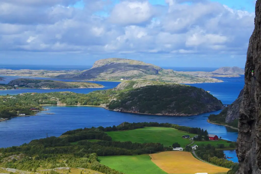 vue sur le fjord depuis la grotte de Flatanger en Norvege