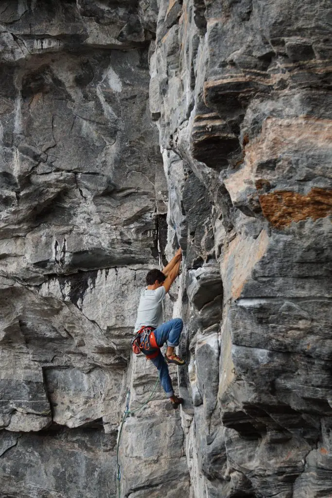 Côme grimpant un 7c à Flatanger en Norvege