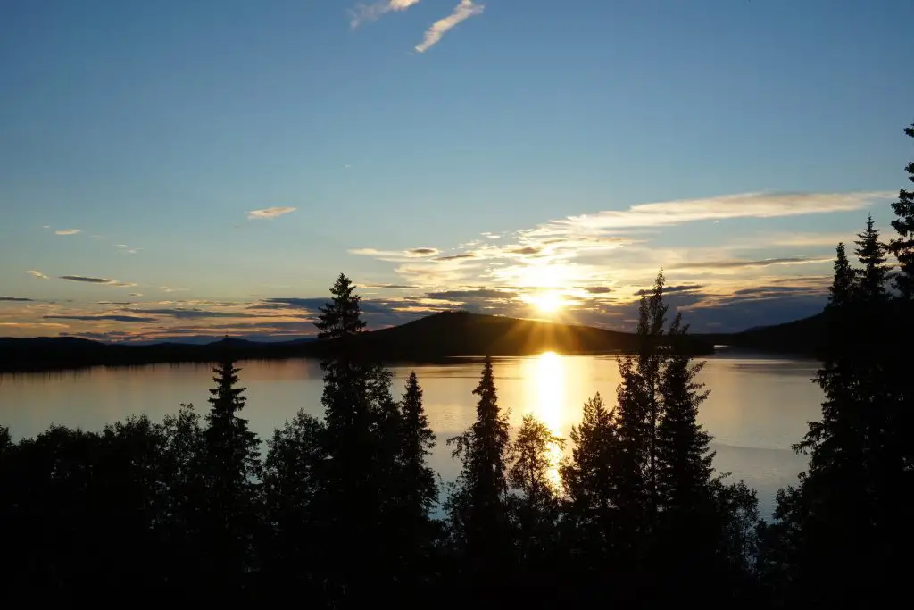 coucher de soleil sur le fjord en Norvège