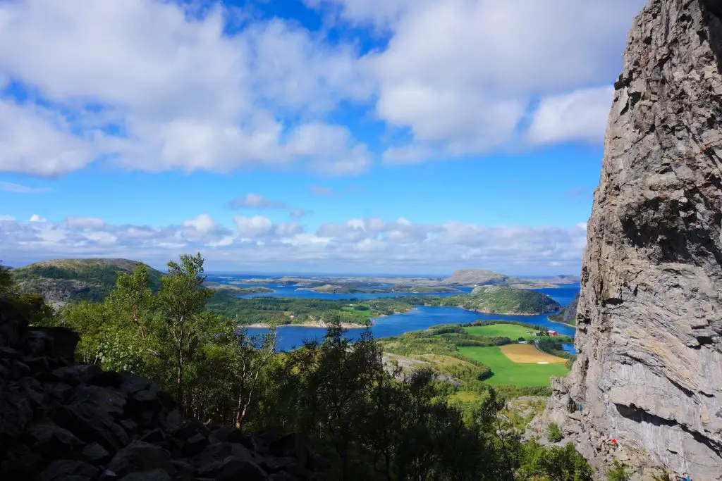 vue sur le fjord depuis la grotte de Flatanger en Norvège