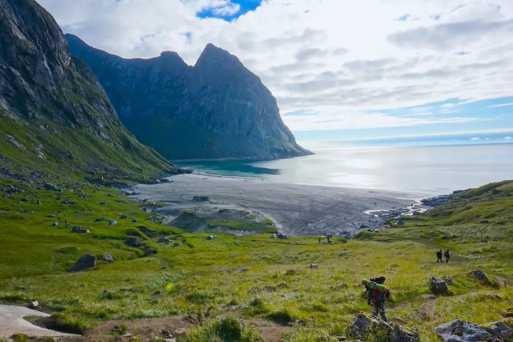 sur le sentier de randonnée en Norvège, après le passage du col, vers Kvalvika sur le sentier de randonnée en Norvège, après le passage du col, vers Kvalvika