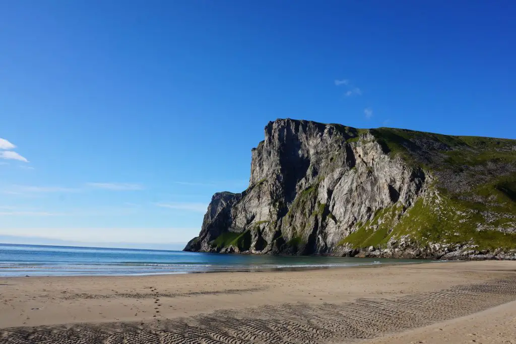 depuis Kvalvika beach, vue sur le mont Ryten en Norvège