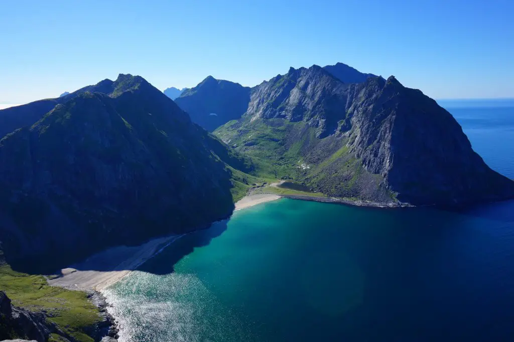 depuis le mont Ryten, vue sur Kvalvika beach en Norvège