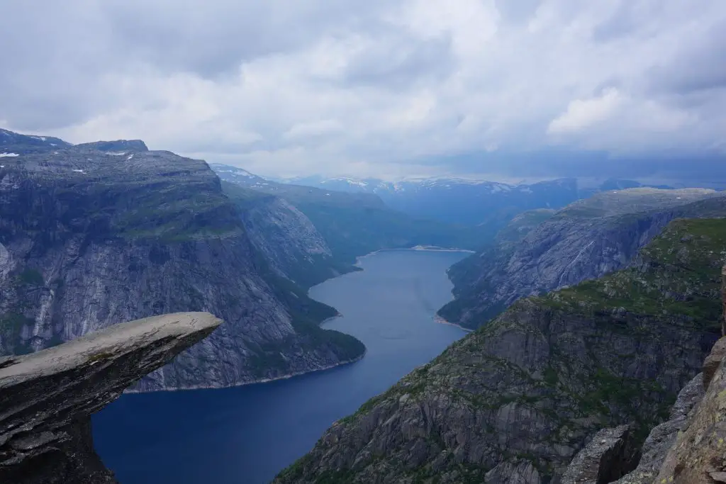 vue sur la célèbre langue de Trolltunga en Norvège