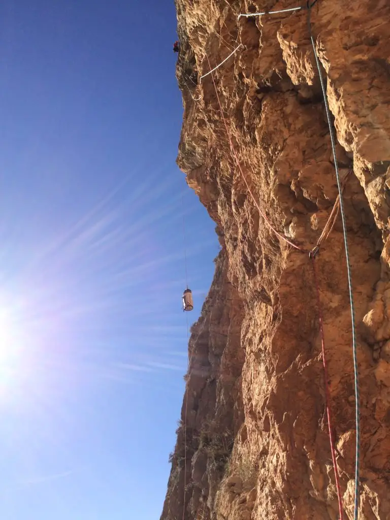 C’est raide sur la falaise d'escalade sur la paroi d'Aragon à Montrebei