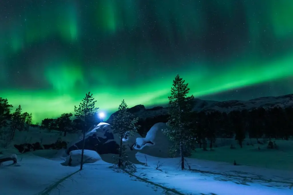 Chasse aux aurores Boréales en Laponie au national park Stora Sjofallet en Suède