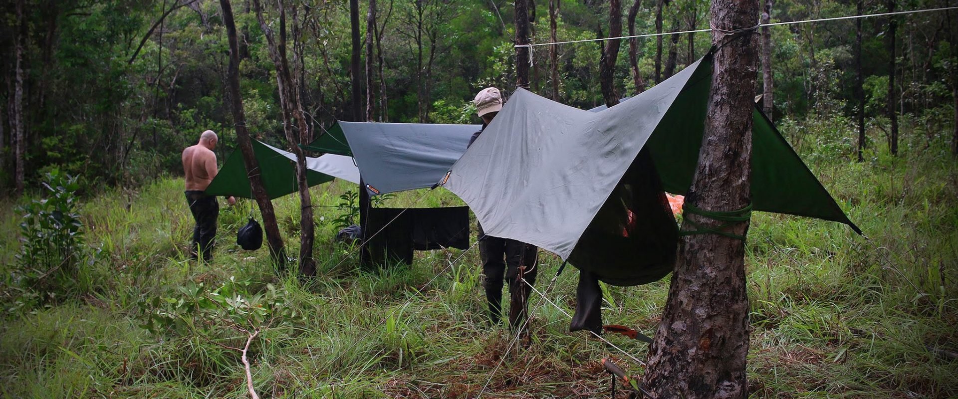 Installation d'un bivouac en jungle